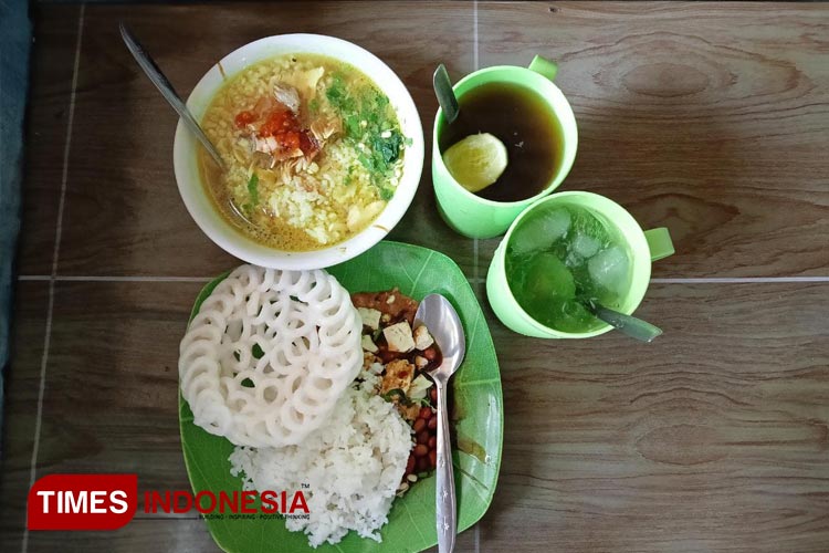 Seporsi menu soto ayam dan nasi tahu dengan minumannya di Soto Pawon Mak Sri (FOTO: Dwi Lailatus Saadah/TIMES INDONESIA)
