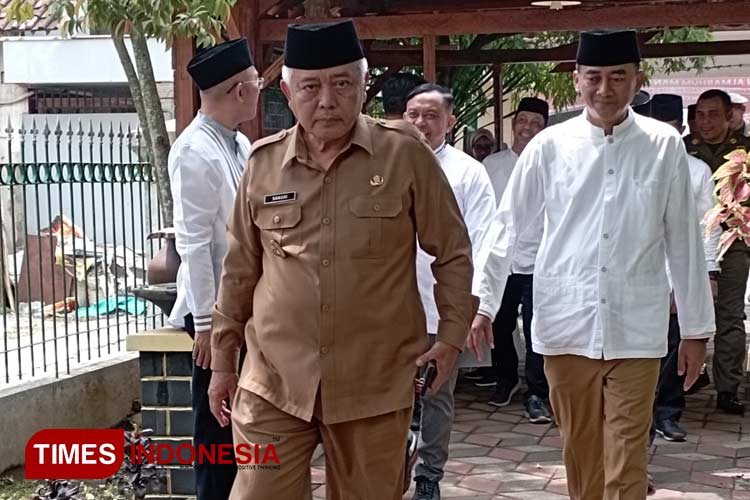 Bupati-Sanusi-di-Makam-Ki-Ageng-Gribik-a.jpg