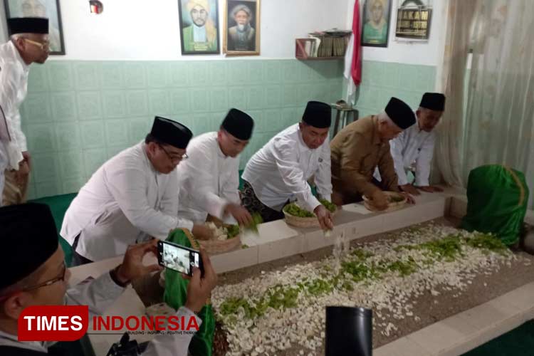 Bupati Malang, bersama jajaran pejabat Pemkab Malang, saat ziarah makam dan doa di Pesarean Kyai Ageng Gribig, di Pemakaman Ki Ageng Gribig, ri Kota Malang, Sabtu (27/11/2023). (Foto: Amin/TIMES Indonesia)