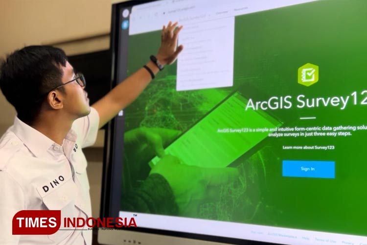 Manager Pusdalops BPBD Jatim, Dino Andalananto membuka aplikasi InaRISK yang berbasis server geospasial ArcGIS, Senin (27/11/2023).(FOTO: Lely Yuana/TIMES Indonesia)