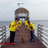 Jaga Kebersihan Anjungan, Upaya Pemeliharaan Pesona Pantai Bentar Probolinggo