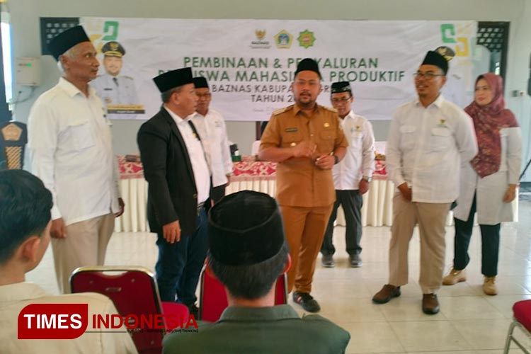 Bupati Gresik Salurkan Beasiswa Produktif ke Mahasiswa, Total 155 Juta