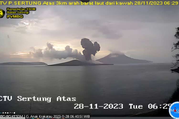 Tangkapan layar kamera CCTV yang memperlihatkan erupsi yang keluar dari kawah Gunung Anak Krakatau di Lampung, Selasa (28/11/2023). (ANTARA/HO-PVMBG)