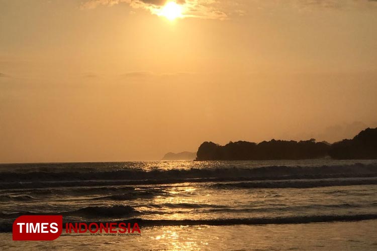 View sunset di Pantai Serang saat sore hari (FOTO: Dwi Lailatus Saadah/TIMES INDONESIA)