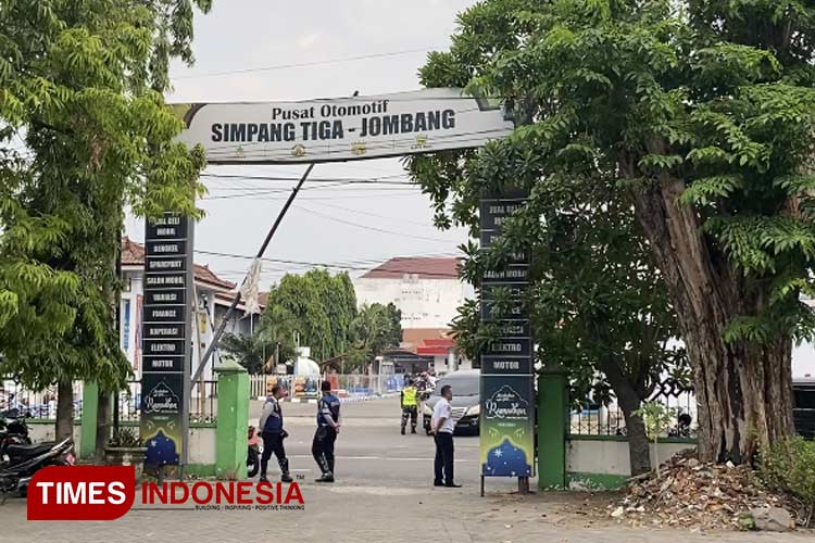 Halaman depan ruko simpang tiga yang berada di Jl. Gus Dur Jombang. (FOTO: Rohmadi/TIMES Indonesia)