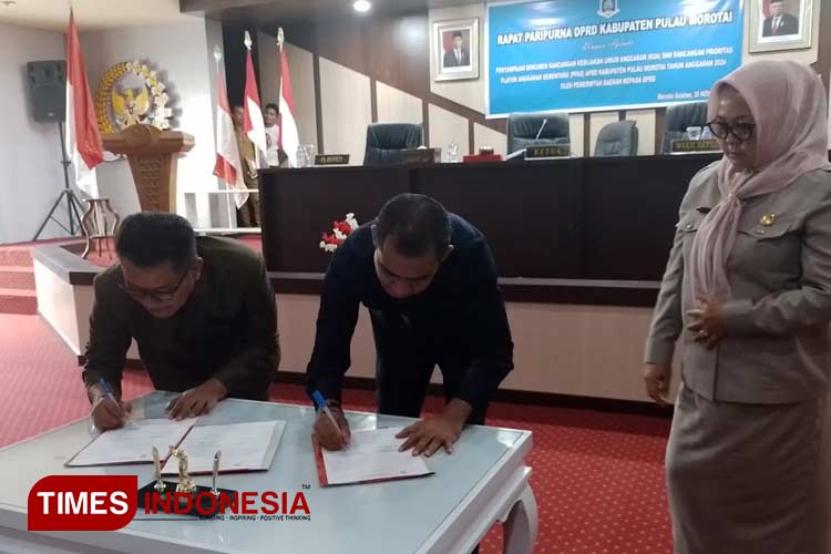 Plt Sekda Pemkab Morotai dan DPRD Morotai menandatangani dokumen rancangan KUA PPAS APBD tahun anggaran 2024. Selasa (28/11/2023). (Foto: Munces For TIMES Indonesia).