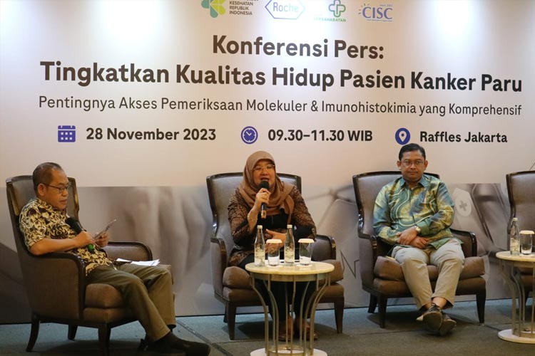 Kepala Biro Komunikasi dan Pelayanan Publik Kemenkes RI dr. Siti Nadia Tarmizi, M.Epid. (kiri) di acara konferensi pers. (FOTO: Fahmi/TIMES Indonesia) 