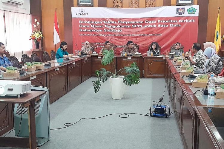 Pemkab Sidoarjo bersama USAID ERAT menggelar Bimbingan Teknis Penyusunan Data Prioritas Terkait Data Dasar Pengukuran SPM untuk Satu Data di Kabupaten Sidoarjo (dok USAID ERAT)