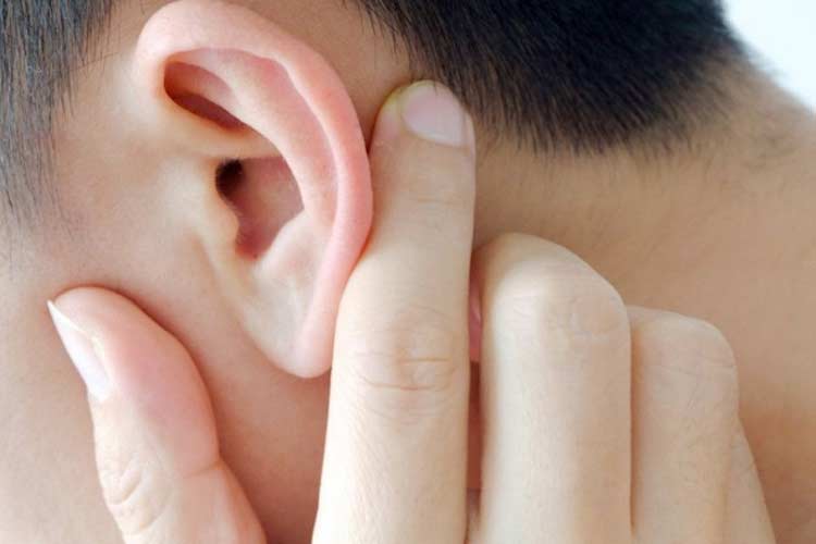 mohon dicarikan ilustrasi tentang merawat telinga. (foto: Halodoc)