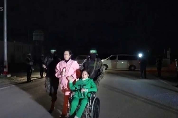 Rekaman yang dirilis oleh sayap militer Hamas, Brigade Al Qassam, Senin malam menunjukkan, mereka menyerahkan sandera kepada Komite Palang Merah Internasional. (FOTO: Screenshot AP)