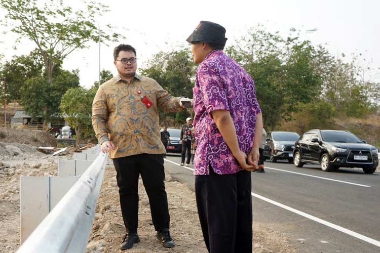 Bupati Kediri saat pantau jalan menghubungkan bandara dhoho kediri (Foto/Diskominfo Kabupaten Kediri)