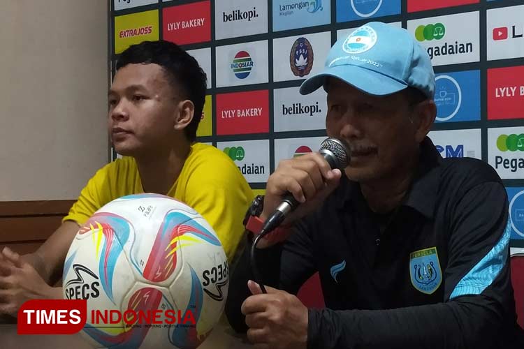Pelatih Persela, Djadjang Nurdjaman, saat memberikan komentar dalam sesi konferensi pers menjelang pertandingan Persela kontra Deltras, Rabu (29/11/2023). (FOTO: MFA Rohmatillah/ TIMES Indonesia)