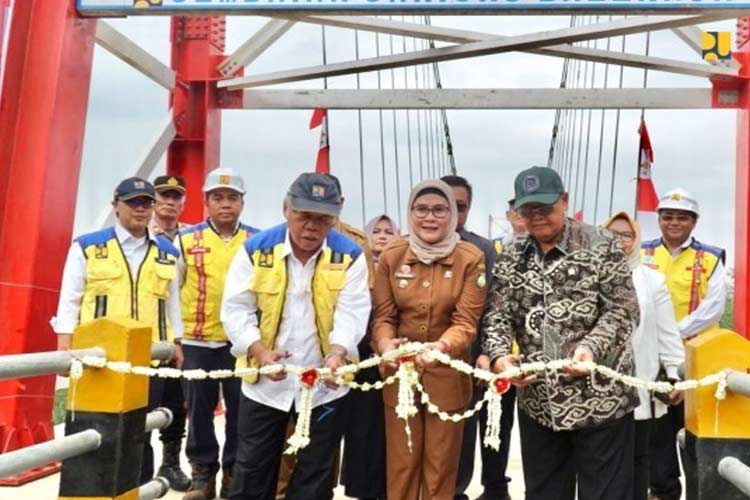 Menteri PUPR RI Basuki Hadimuljono saat meresmikan Jembatan Gantung Baleraja di Desa Baleraja Kabupaten Indramayu, Senin (27/11/2023). (FOTO: Biro Komunikasi Publik Kementerian PUPR RI)