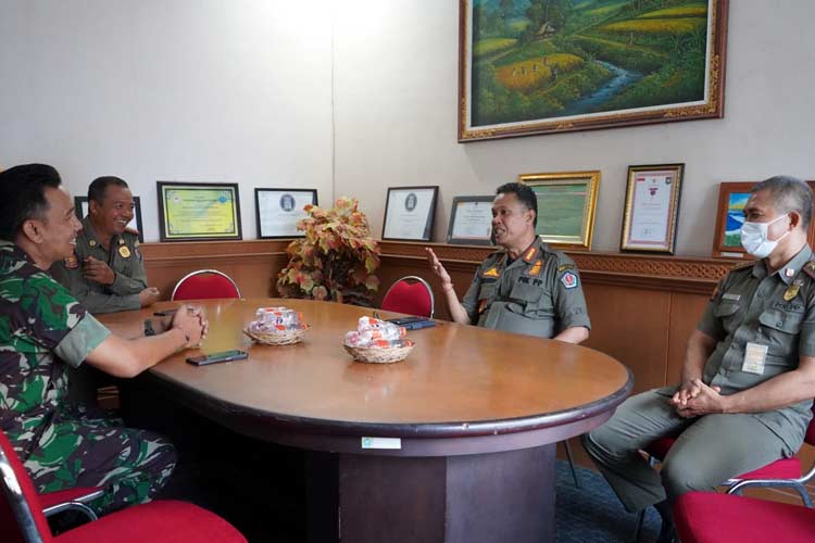 Staf Kodam IX Udayana saat berkunjung ke markas Satpol PP Kota Denpasar untuk menyampaikan permohonan maaf. (Foto: Pendam IX Udayana)
