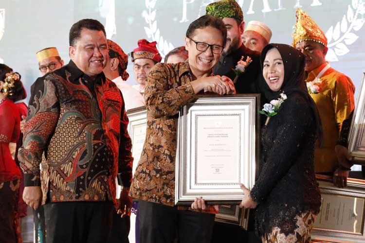 Wali Kota Mojokerto, Ika Puspitasari pada saat menerima penghargaan Swasti Saba Padapa dari Kemenkes RI, Rabu (29/11/2023) (FOTO: Dok. Kominfo Kabupaten Mojokerto)