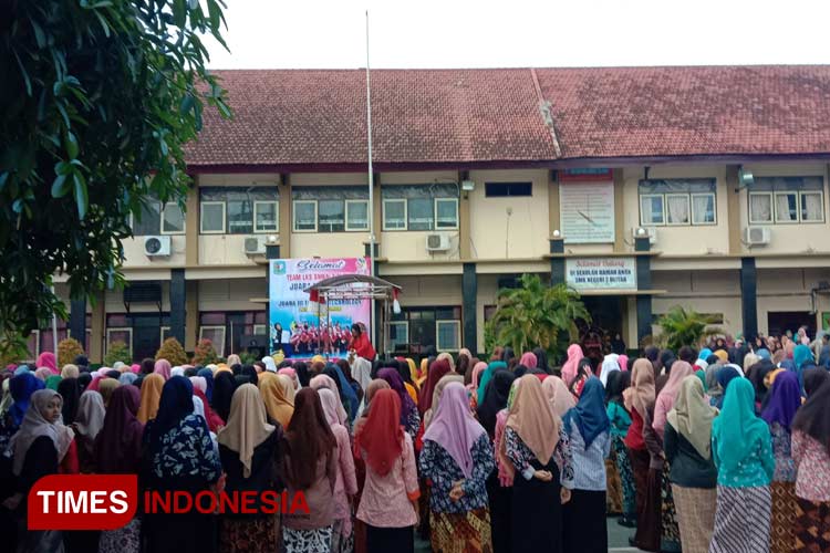 Siswa-siswi SMKN 2 Blitar yang sedang melakukan upacara bendera dengan mengenakan kebaya (FOTO : Dwi Lailatus Saadah/TIMES INDONESIA)