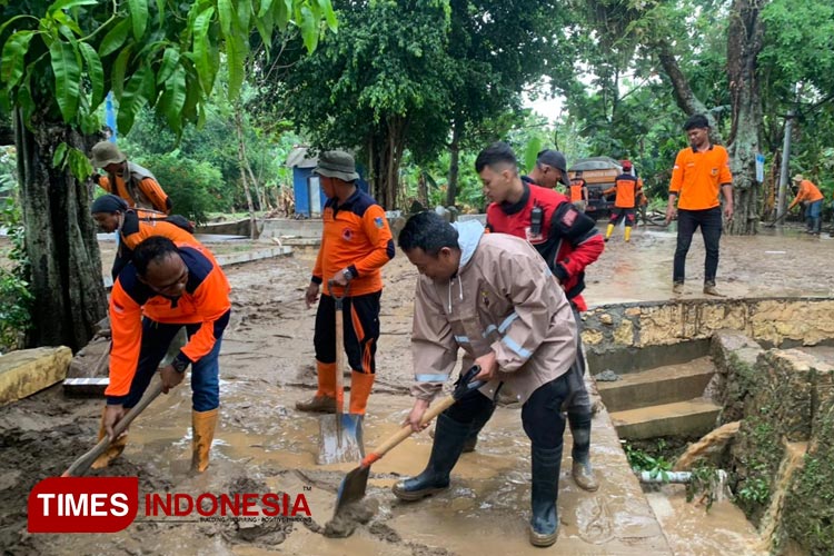 Petugas gabungan, warga dan relawan pun bergotong royong membersihkan jalan dan rumah warga Desa Wonosoco. (FOTO: Arif/ TIMES Indonesia)