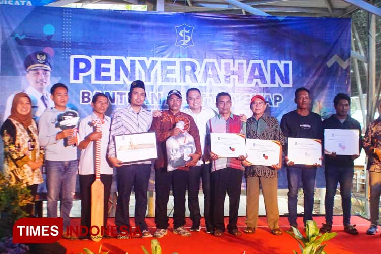 Wali Kota Surabaya, Eri Cahyadi berfoto bersama dengan perwakilan nelayan penerima bantuan alat tangkap. (Foto: TIMES Indonesia)