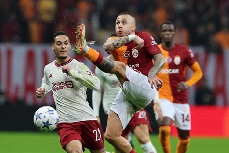 Pemain Galatasaray Angelino berduel dengan Pemain Manchester United Antony (Reuters)