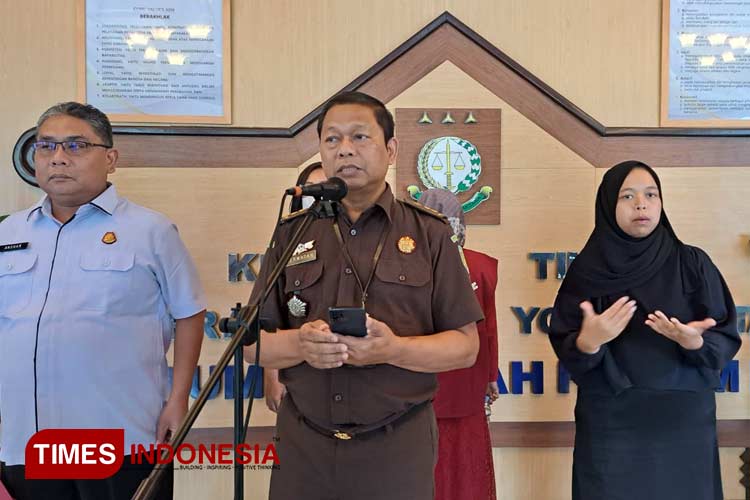 Kasi Penerangan Hukum Kejati DIY, Herwatan saat menjelaskan dugaan korupsi BUKP Bantul. (FOTO: Olivia Rianjani/TIMES Indonesia)