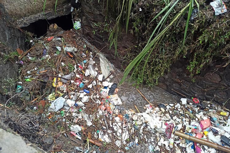 Kondisi saluran air dari aliran Sungai Baluh Desa Pujon Lor, Pujon Kabupaten Malang, setelah tersumbat dan menyebabkan banjir luapan mengenai permukiman warga setempat. (FOTO: IST)
