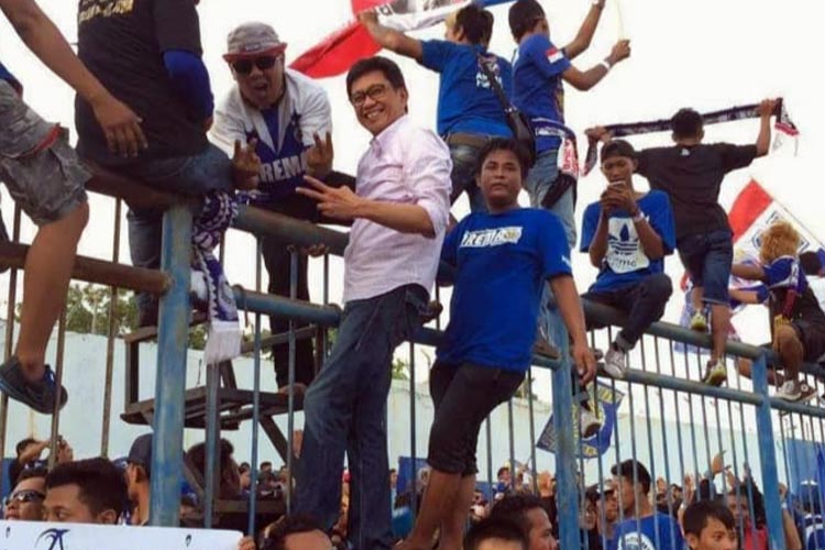 Mendiang Eddy Rumpoko alias Sam ER saat berfoto bersama Aremania dipagar tribun stadion. (FOTO: Postingan Instagram @memoryarema)
