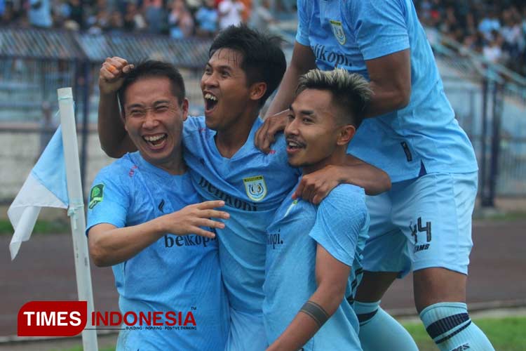 Pemain Persela merayakan gol yang diciptakan Rahel Radiansyah, yang sekaligus menjadi penentu kemenangan atas Deltras Sidoarjo di Stadion Surajaya, Kamis (30/11/2023). (FOTO: MFA Rohmatillah/ TIMES Indonesia)