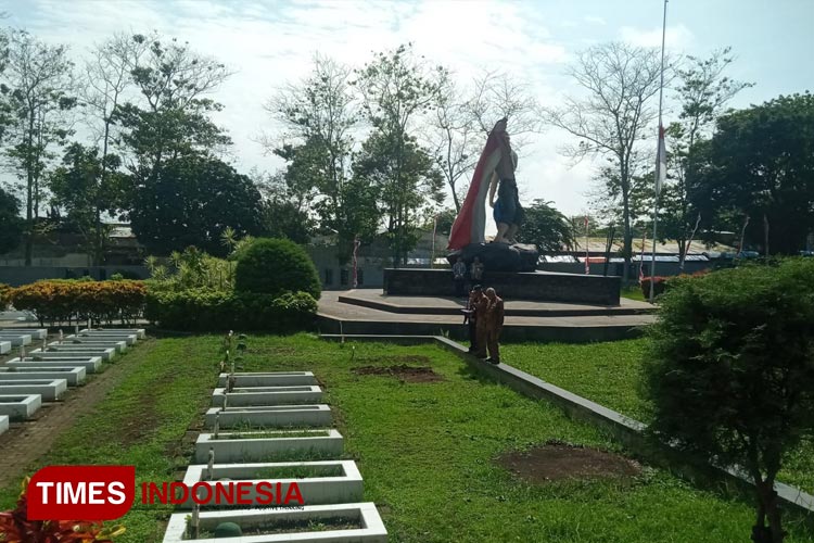 Kesibukan terlihat di Taman Makam Pahlawan (TMP) Untung Suropati Kota Batu pasca meninggal dunianya Wali Kota Batu periode 2007-2023, H Eddy Rumpoko di RS dr Kariyadi Semarang. (Muhammad Dhani Rahman/TIMES Indonesia)