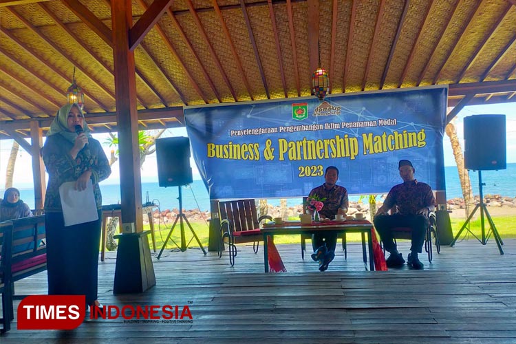 Kepala Dinas Penanaman Modal Pelayanan Terpadu Satu Pintu dan Tenaga Kerja Lombok Utara, Evi Winarni memberikan sambutan. (HERY MAHARDIKA/TIMES INDONESIA)