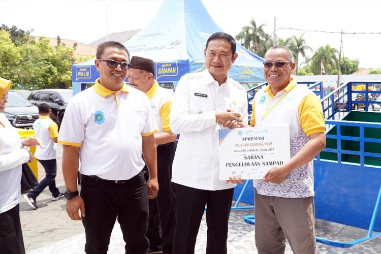 Bupati Lamongan Yuhronur Efendi bersama Kepala Dinas Lingkungan Hidup Lamongan Andhy Kurniawan saat memberikan penghargaan (Awarding) kepada pemenang program LGC Reborn. (FOTO: Moch. Nuril Huda)