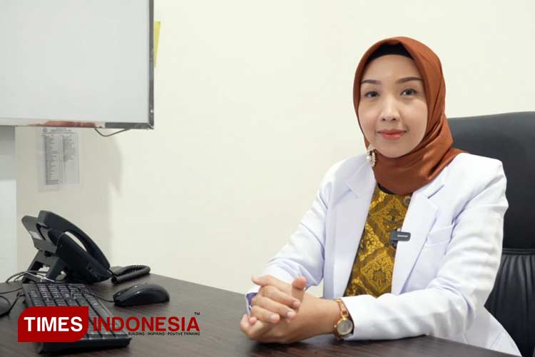 dr. Hana Nadya, Sp. PD, dokter spesialis penyakit dalam RSU Unmuh Jember mengajak masyarakat tak kucilkan penderita HIV/AIDS. (Foto: Dok. Humas Unmuh Jember for TIMES Indonesia) 