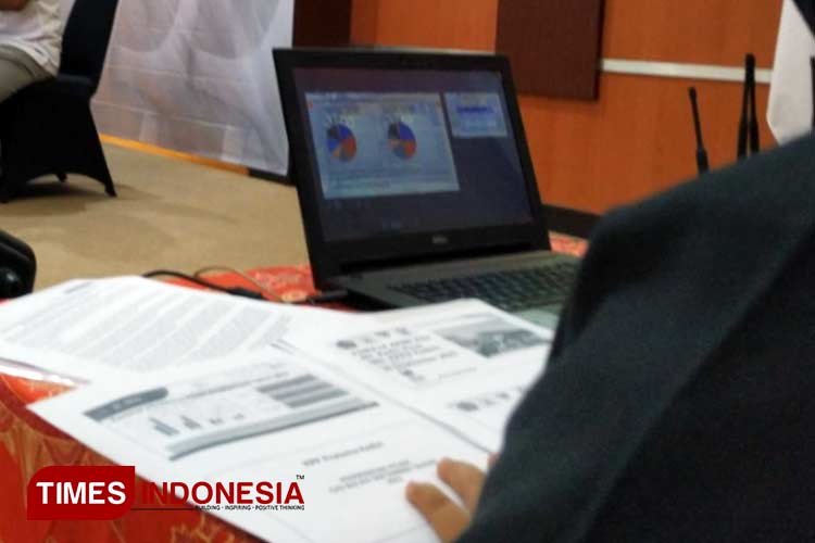 Seorang staf saat melihat data kinerja APBN wilayah Kediri Raya di laptop (Foto : Yobby/TIMES Indonesia) 