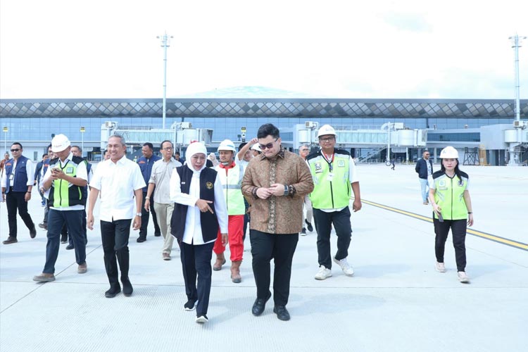 Gubernur Khofifah saat meninjau landasan pacu Bandara Internasional Dhoho di Kabupaten Kediri pada Jumat, (1/12/2023).(Dok.Humas Pemprov Jatim)