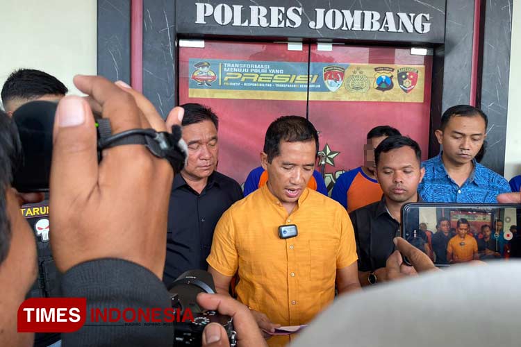 AKP Sukaca Kasatreskrim Polres Jombang saat konferensi pers Curanmor di Mapolres Jombang, Jum'at (2/12/2023). (FOTO: Rohmadi/TIMES Indonesia)