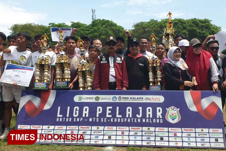 Para tim peaerta juara Liga Pelajar Bupati Cup merayakan kemenangan setelah penyerahan trofi juara. (Foto Amin)