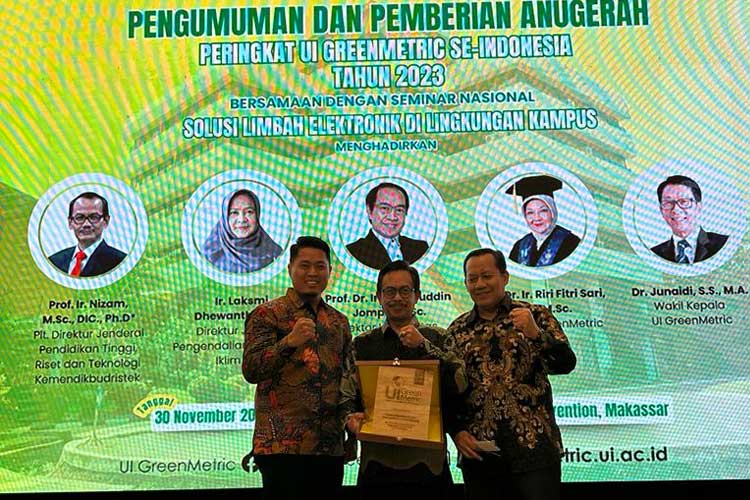 Rektor UIN Malang bersama jajaran saat menerima Anugerah UI GreenMetric. (Foto: Humas UIN Malang)