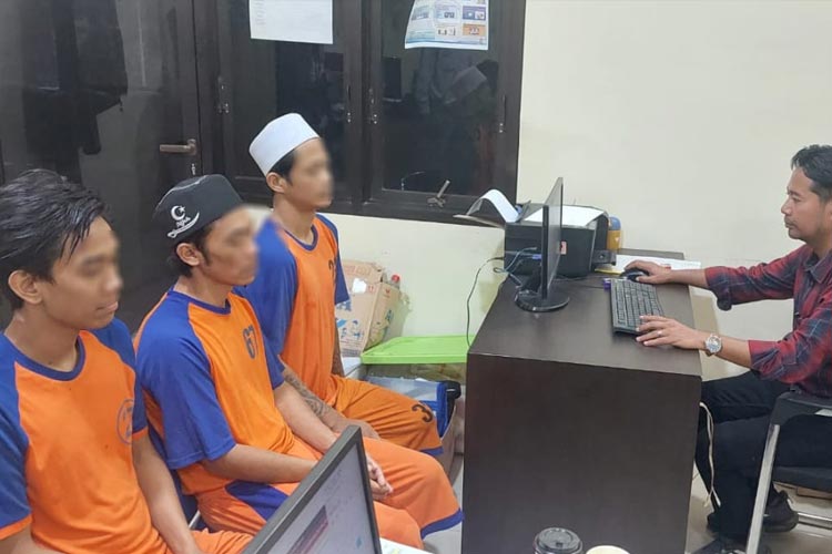Tampak tiga pemuda asal Jombang saat diborgol Polres Jombang akibat pengedar narkotika jenis sabu-sabu, Jum'at (1/12/2023). FOTO: dok. Humas Polres Jombang for TIMES Indonesia).