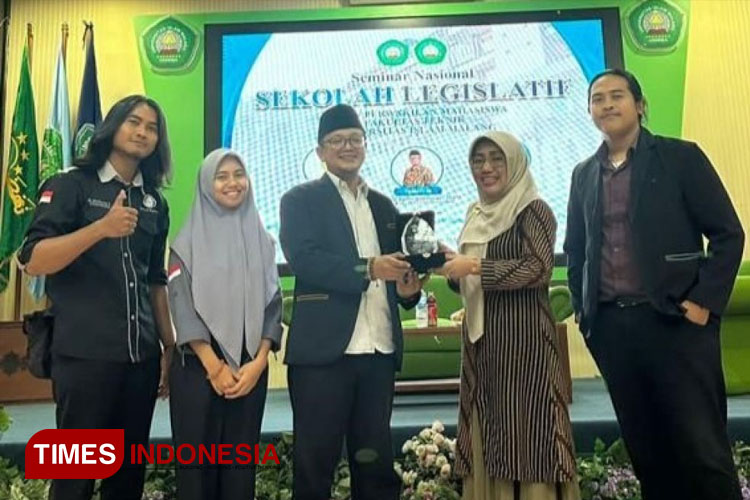 Prosesi penyerahan cinderamata kepada narasumber Seminar Sekolah Legislatif DPM Fakultas Teknik Unisma Malang, Bapak Farih Sulaiman., M.Pd.