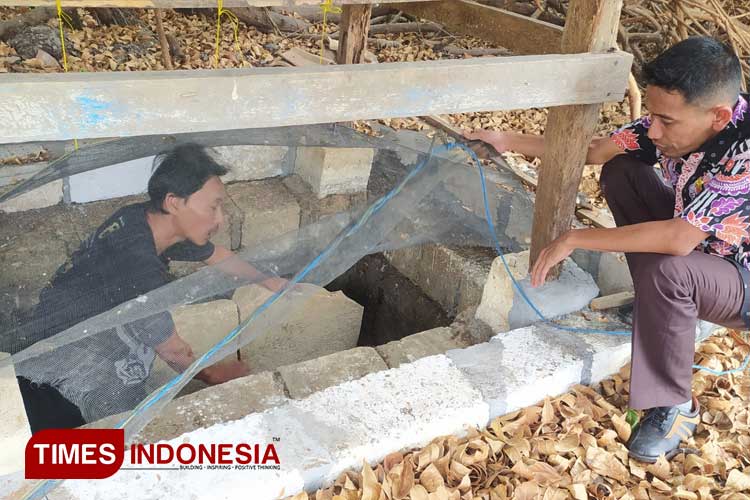 Sekretaris Disparbud Lamongan, Miftah Alamudin, saat melihat Prasasti Keben. (FOTO: MFA Rohmatillah/TIMES Indonesia)