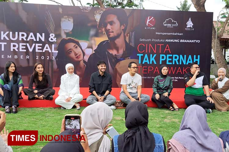 Hanung Bramantyo ketika mempromosikan Film Cinta Tak Pernah Tepat Waktu di Yogyakarta. (FOTO: Olivia Rianjani/TIMES Indonesia)