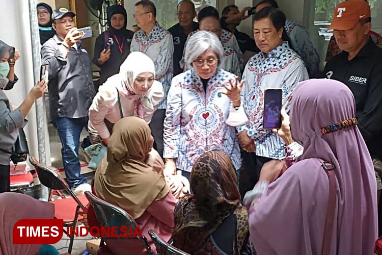 Indah Kurnia dan Direktur Direktur Klinik Utama Mata JEC-Java Surabaya Novri Susanti sedang berinteraksi langsung dengan pasien operasi katarak gratis, Sabtu (2/12/2023). (Foto: Aminudin/MG-TIMES Indonesia)