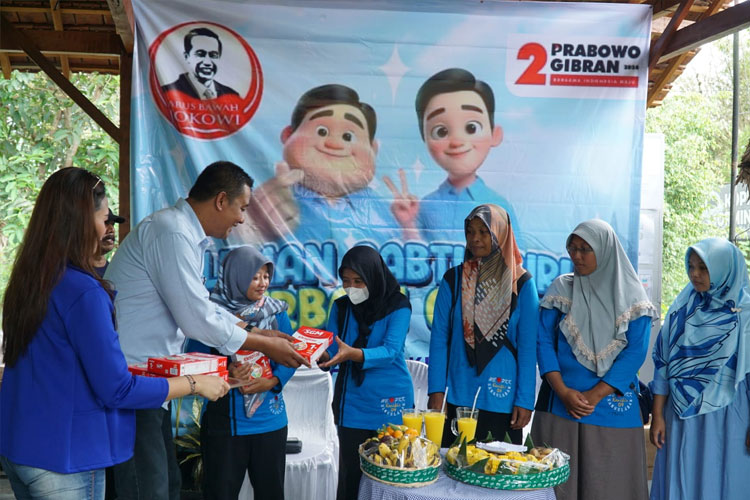 Relawan Arus Bawah Jokowi (ABJ) mengadakan kegiatan Sabtu Biru Ceria dengan membagikan susu balita dan penyuluhan gizi kepada ibu-ibu di Desa Sumberejo Kecamatan Tempel Kabupaten Sleman Daerah Istimewa Yogyakarta. (FOTO: ist) 