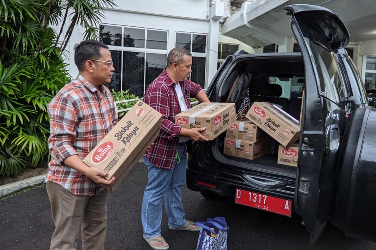 Petugas Dinsos Jabar memasukkan logistik bantuan untuk keperluan ODGJ asal Jabar yang direhabilitasi di Panti Gangguan Jiwa dan Narkoba Tanbihul Ghofirin, Cilacap, Jawa Tengah.(Dok. Foto Humas Pemprov Jabar)