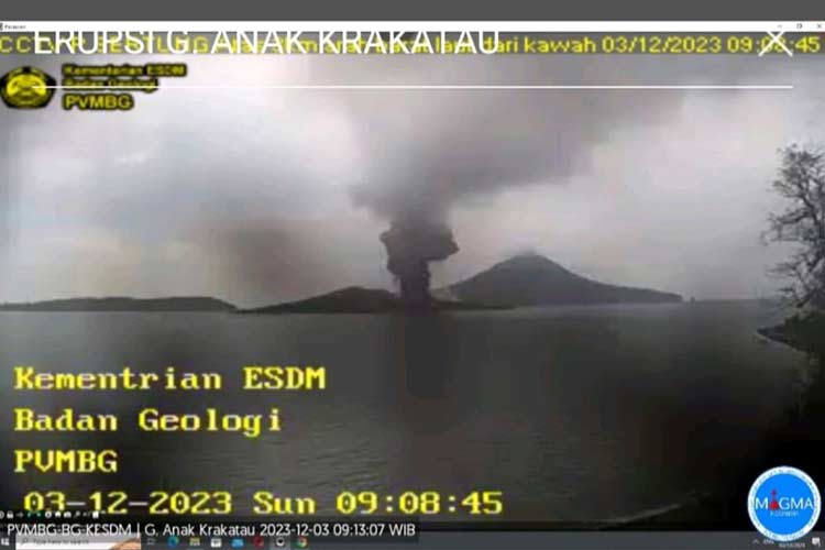 Foto dari kamera pengawas milik PVMBG yang menunjukkan lontaran abu dari puncak gunung Anak Krakatau di Selat Sunda, Minggu (3/12/2023). (foto: PVMBG/ANTARA)