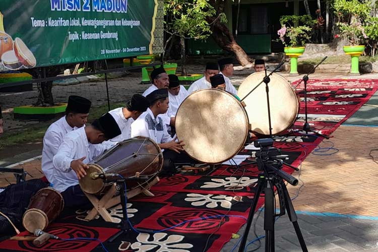 Penampilan seni gembrung di MTsN 2 Madiun. (FOTO:  MTsN 2 Madiun for TIMES Indonesia)