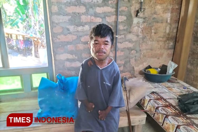 Mulyono, disabilitas asal Pacitan yang hidup sebatangkara. (FOTO: Yusuf Arifai/TIMES Indonesia)
