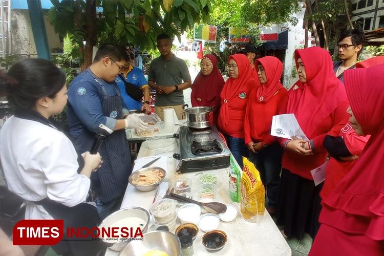Workshop masakan western di Kampung Ondomohen Surabaya, Minggu (3/12/2023).(Foto : Hamida Soetadji/MG-TIMES Indonesia)