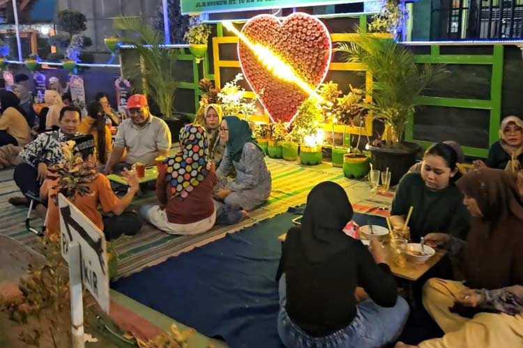 Warga menikmati sentra kuliner di Wisata SIDO RESIK Kali Cilik Sedati Gede (Foto: Dok Sedati Gede)