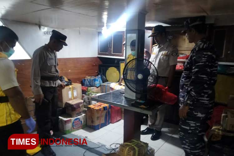 Tim-terpadu-memeriksa-Coll-Box-ikan-a.jpg