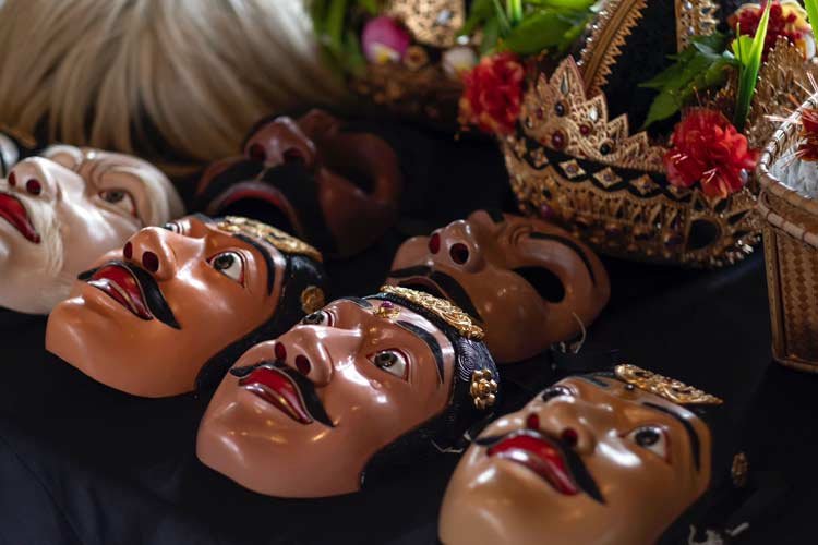Topeng Singapadu dipamerkan di The Apurva Kempinski Bali. (Foto: Dok Avurpa Kempinski)